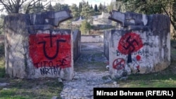 Uvredljivi grafiti, fašistički simboli i poruke na ulazu u Partizansko spomen groblje u Mostaru, 7. januar 2022.