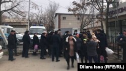 Ղազախստան - Ձերբակալվածների հարազատները Շիմքենտի մեկուսարանի մոտ, 10-ը հունվարի, 2022թ․