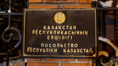 Көйлек, өкше және сарафан киген сексуалды әйелдер бейнеленген порно