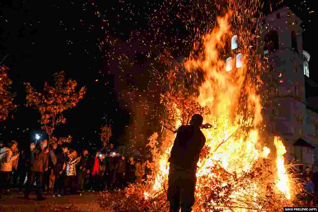 Tradiționalul foc anual de ramuri uscate de stejar care marchează Ajunul Crăciunului în Podgorița, Muntenegru. 6 ianuarie 2022