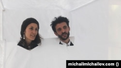  Главите на феновете като че ли са вътре в постройката, до момента в който те в действителност към момента са извън. 