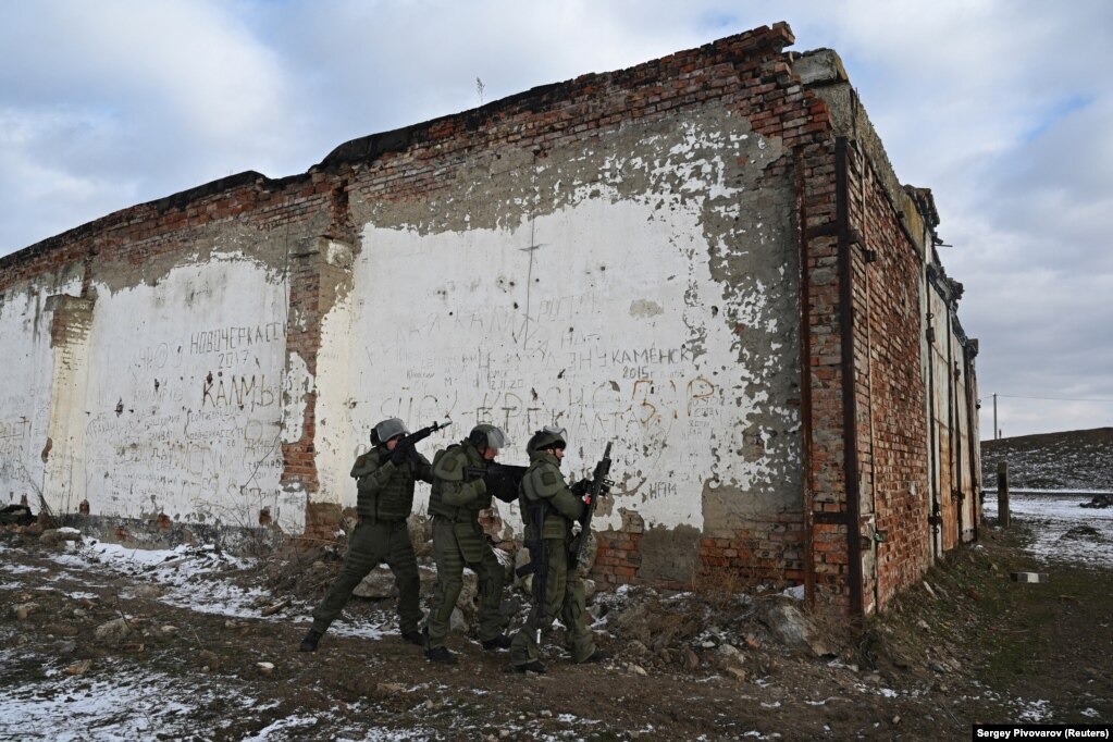 Същият фотограф засне учение на руски войници на полигона в Каменск-Шахтинский на 19 януари.