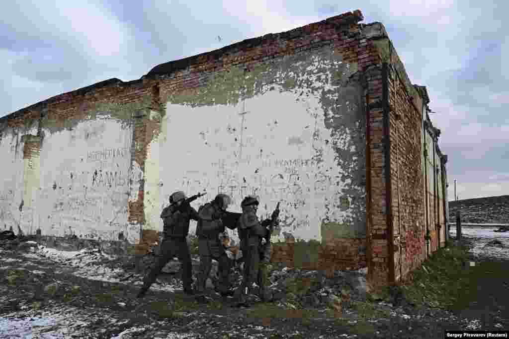 Истиот фотограф направи слики од руски војници на полигонот во Каменск-Шахтински на 19 јануари.