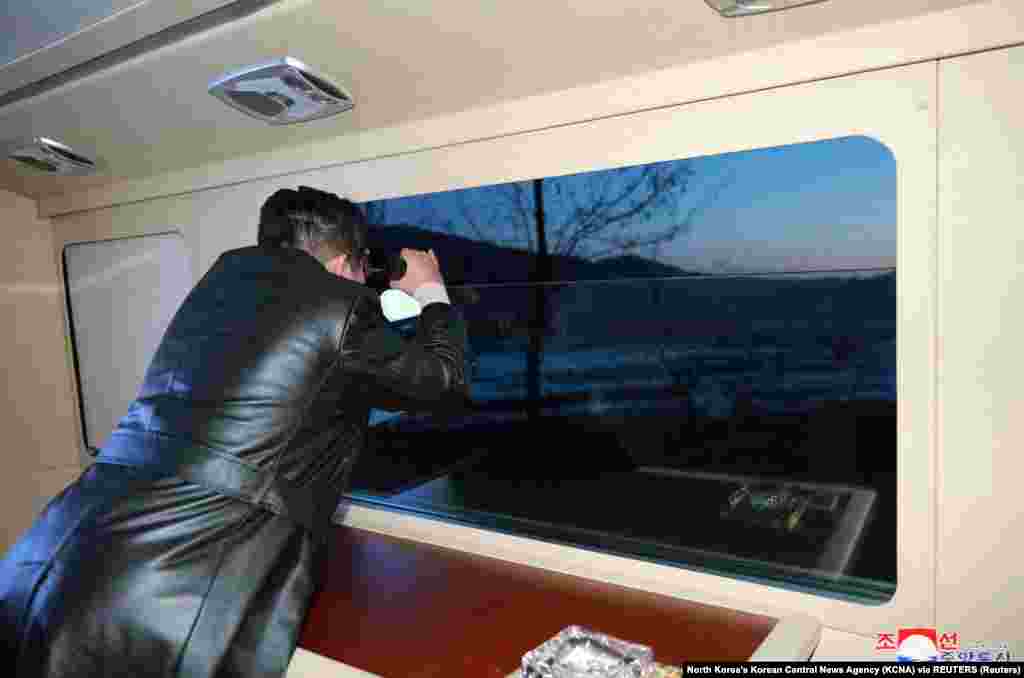 Kim Dzsongun autóból követi a január 11-i rakétatesztelést