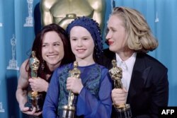  Холи Хънтър (вляво), Ана Пакуин (в средата) и Джейн Кемпиън театралничат с премиите си Оскар за най-хубава актриса, най-хубава поддържаща актриса и най-хубав автентичен сюжет за кино лентата 