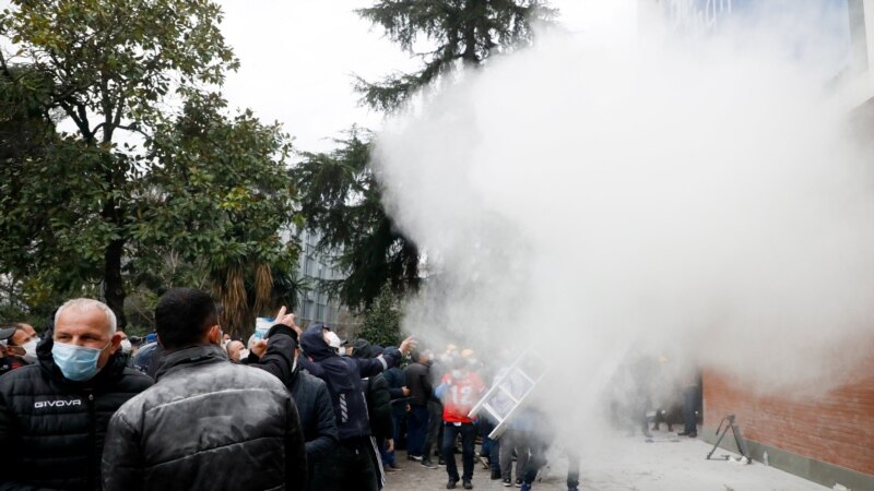 Përfundon protesta në Tiranë pas ndërhyrjes së Policisë 
