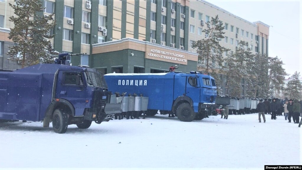 Әкімдік ғимаратын қорғап тұрған полиция күштері. Ақтөбе, 5 қаңтар 2022 ж.