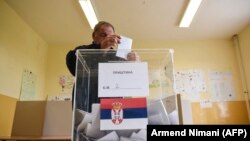 Një qytetar serb në Graçanicë duke votuar në zgjedhjet parlamentare të Serbisë të mbajtura më 2016. 