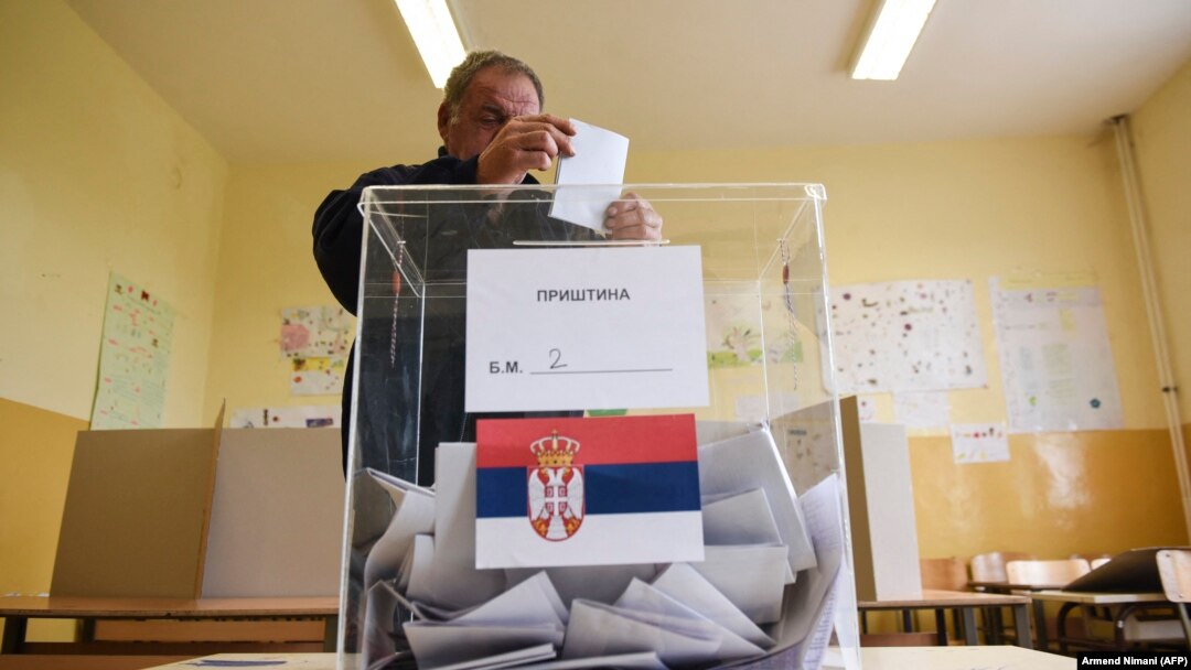 Një qytetar serb duke votuar në Graçanicë për zgjedhjet e përgjithshme të Serbisë më 2016. 
