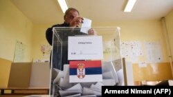 Një qytetar serb duke votuar në Graçanicë për zgjedhjet e përgjithshme të Serbisë më 2016. 
