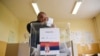 Një qytetar serb duke votuar në zgjedhjet e Serbisë të oraganizuara në Kosovë.