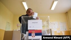 Një qytetar serb duke votuar në Graçanicë për zgjedhjet e përgjithshme të Serbisë më 2016.