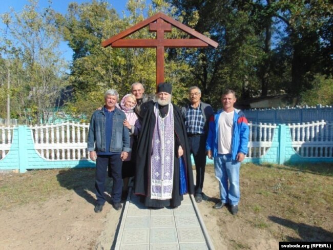 Мікалай Віцікаў (другі справа)