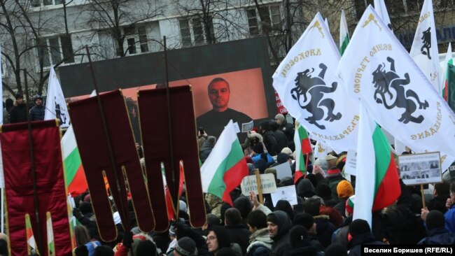 Костадин Костадинов говори по видеостената пред Народното събрание