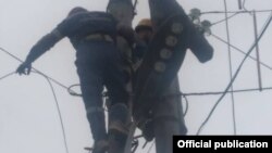 Работники восстанавливают электроснабжение в приграничных селах Баткенской области. 28 января 2022 года.