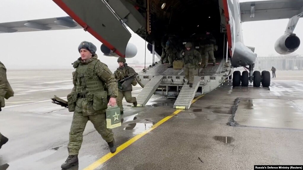 Ruski vojnici u okviru snaga Organizacije ugovora o kolektivnoj bezbebednosti se iskrcavaju u Kazahstanu, 7. januar 2022.