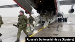 Ruski vojnici u okviru snaga Organizacije ugovora o kolektivnoj bezbebednosti se iskrcavaju u Kazahstanu, 7. januar 2022.