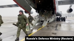 Ruski vojnici izlaze iz vojnog aviona u okviru misije ODBK-a na aerodromu u Kazahstanu, 7. januar