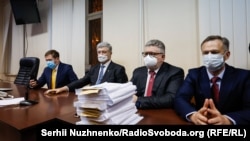 Петро Порошенко і його адвокати в суді, Київ, 17 січня 2022 року