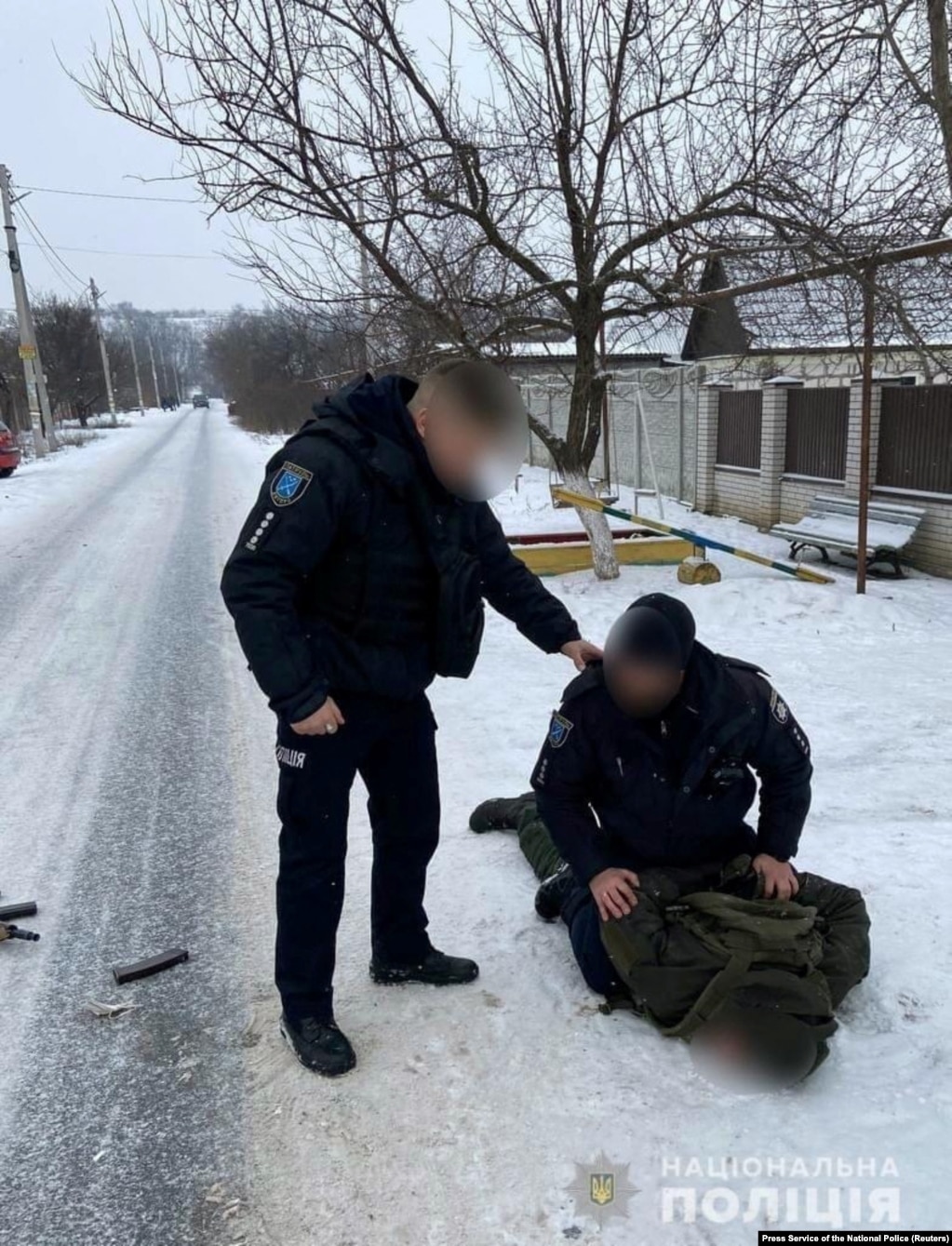 Policia ukrainase ndalon&nbsp;një ushtar të Gardës Nacionale&nbsp;pasi dyshohet se qëlloi dhe vrau pesë persona në një fabrikë ushtarake në rajonin Dnipropetrovsk, më 27 janar.