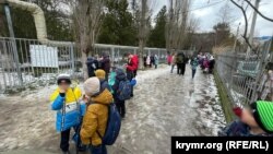 Евакуація дітей у Сімферополі у зв'язку з повідомленнями про мінування у 2022 році