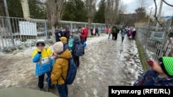 Эвакуация детей в школе в связи с сообщениями о минировании, Симферополь, Крым, 21 января 2022 года
