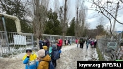 Евакуація дітей зі школи Сімферополя після повідомлення про мінування, 25 лютого 2022 року, ілюстраційне фото
