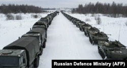 O vedere aeriană a vehiculelor militare rusești care așteaptă să fie încărcate într-un avion militar, pentru a pleca în Kazahstan (6 ianuarie).