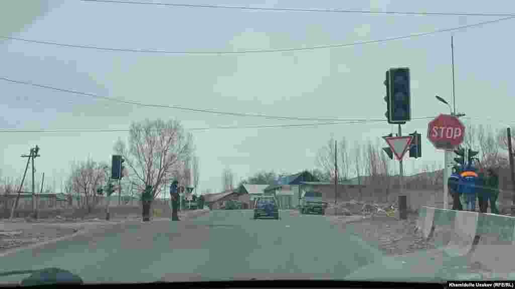 Бул Кыргызстандын Баткен - Исфана жолу жана Тажикстандын Ворух анклавына кеткен жолдун кесилиши.&nbsp;