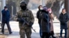 Ղազախստան - Զինվորը պարեկություն է իրականացնում ոստիկանատան մոտ, որտեղ հավաքված են ձերբակալվածների հարազատները, Ալմաթի, 14-ը հունվարի, 2022թ․