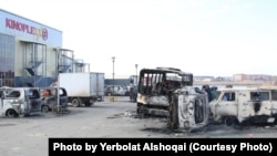 Остовы сгоревших машин у торгового центра Aray City Mall в Кызылорде. 7 января 2022 года