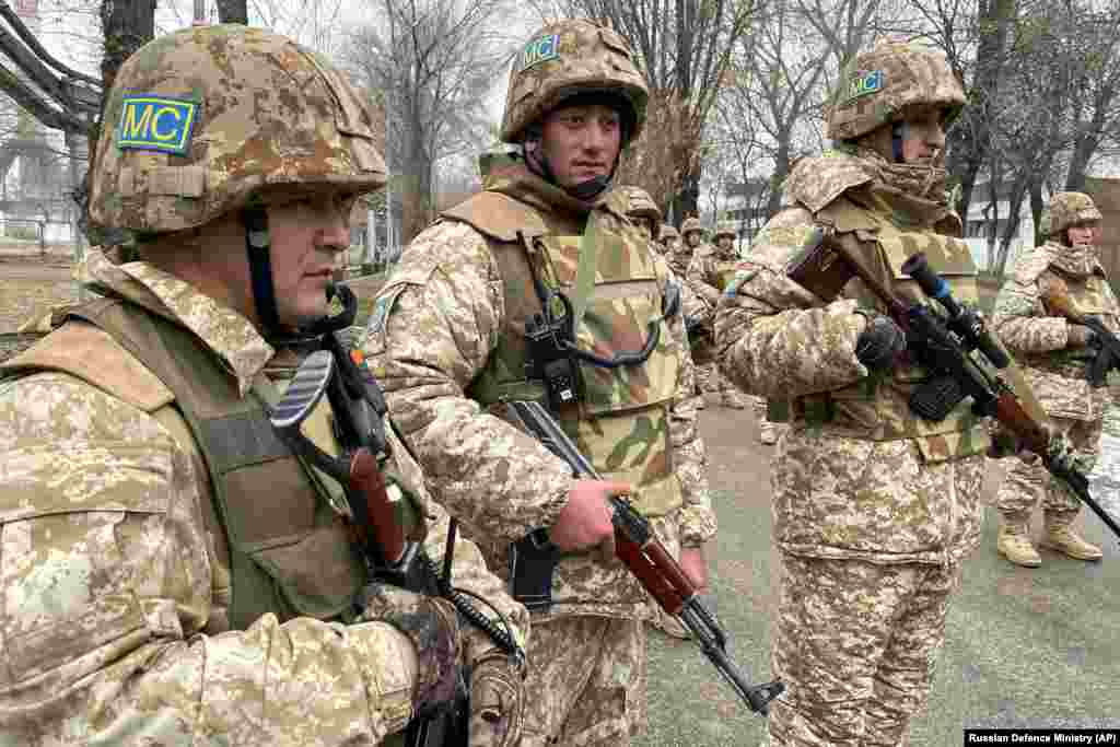 Таджицькі військові місії ОДКБ охороняють невизначену локацію в Алмати. 11 січня 2022 року