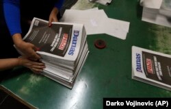 Një ballinë me ngjyrë të zezë e të përditshmes Danas ku shkruan me shkronja të bardha "Kështu duket kur nuk ka liri të medias".