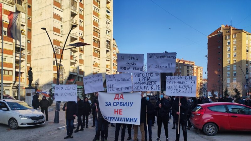 Протест во Северна Митровица поради забраната на српскиот референдум во Косово 