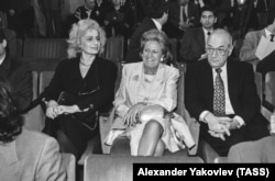 19 апреля 1994 г. Виктор Корчной с женой Петрой и мать чемпиона мира Клара Каспарова (слева).