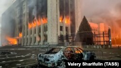 Здание акимата Алматы в огне во время январских событий. 5 января 2022 года