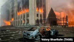 Горящее здание акимата Алматы во время январских событий. 5 января 2022 года