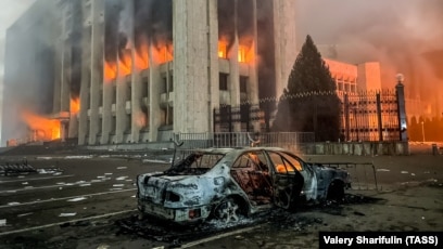 Xotiningizni qandoq qilish uchun uni qanday yalash kerak Shaffof tungi koylakda jinsiy aloqa