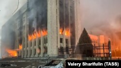 Здание акимата Алматы горит после поджога во время Январских событий. 5 января 2022 года