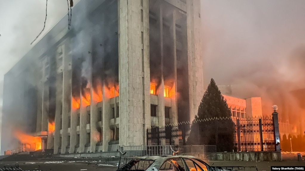 Горящее здание акимата Алматы во время январских событий. 5 января 2022 года