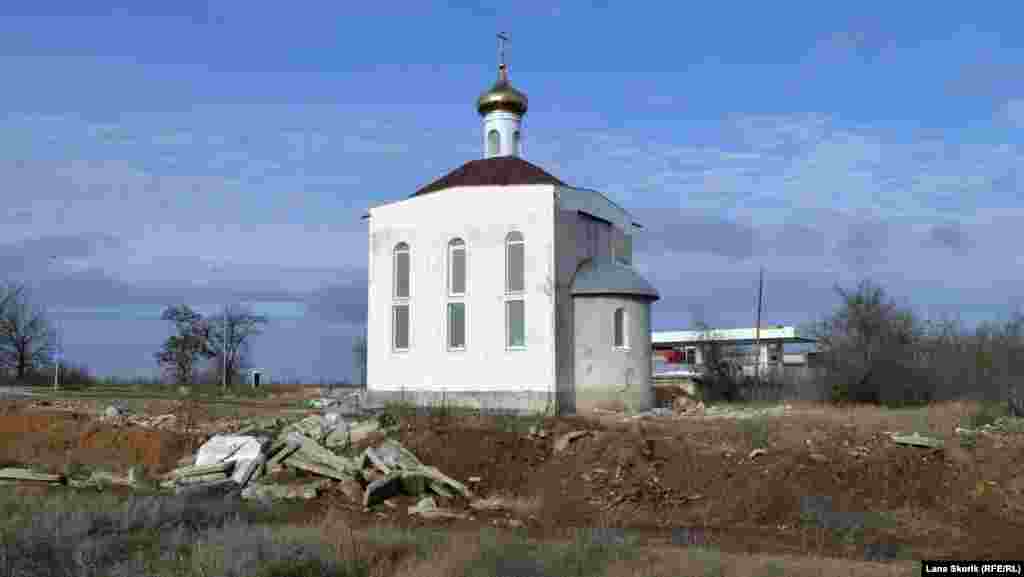 На околиці села біля траси будують нову церкву