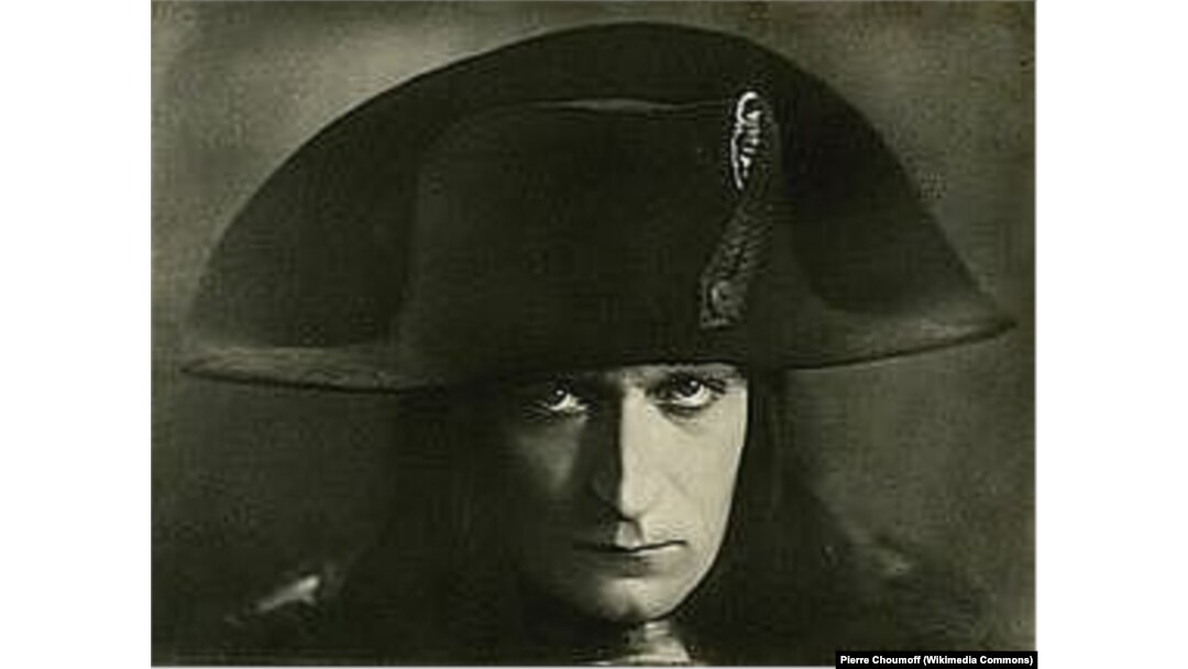 Албер Дьодоне в ролята на Наполеон в едноименния филм (1927).