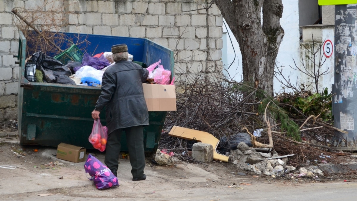 В окружении куч мусора: как живут севастопольцы в Нахимовском районе города  (фотогалерея)