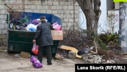 В окружении куч мусора: как живут севастопольцы в Нахимовском районе города (фотогалерея)