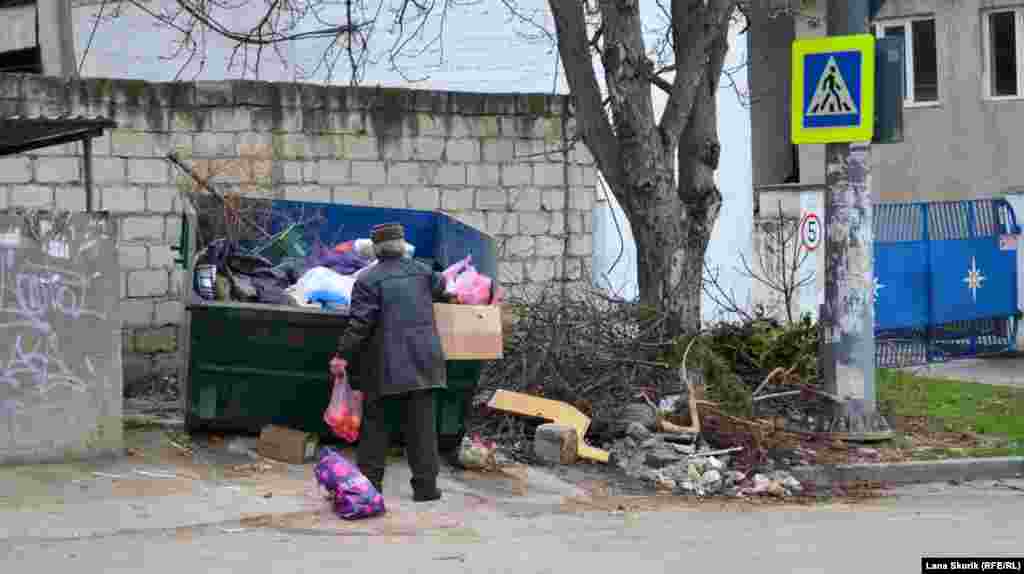 Так выглядит место сбора мусора на улице Перекопской &ndash; в нескольких сотнях метров от здания российской администрации Нахимовского района города