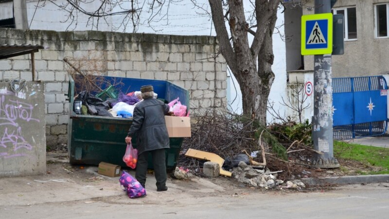 В окружении куч мусора: как живут севастопольцы в Нахимовском районе города (фотогалерея)