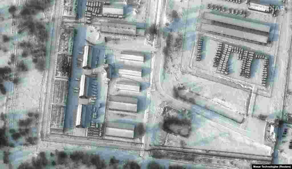 Бронированная техника и грузовики в Климово, 19 января 2022 года.&nbsp;Satellite image &copy;2022 Maxar Technologies