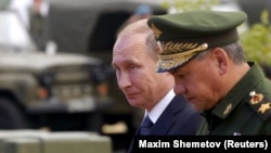 Президент России Владимир Путин и министр обороны Сергей Шойгу. 