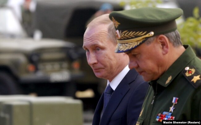 Presidenti rus, Vladimir Putin, dhe ministri rus i Mbrojtjes, Sergei Shoigu. Fotografi nga arkivi.