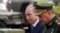 Орусиянын президенти Владимир Путин менен коргоо министри Сергей Шойгу.